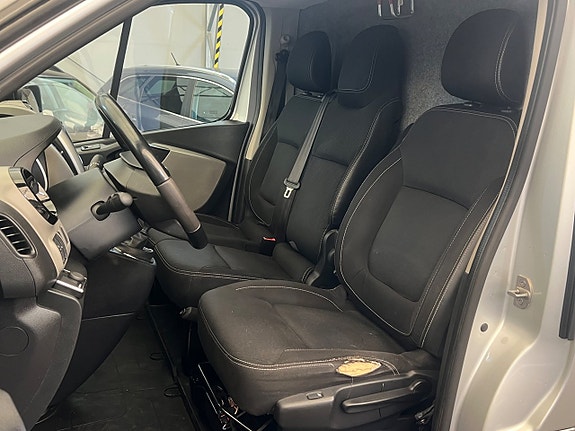Nissan NV300 7 of 14