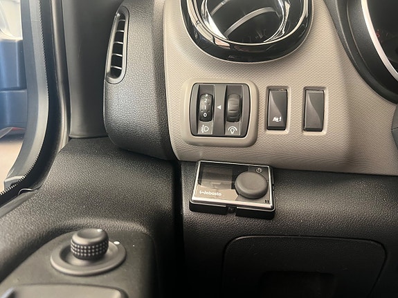 Nissan NV300 14 of 14