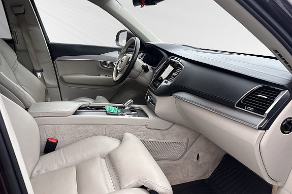 Volvo XC90 10 of 30