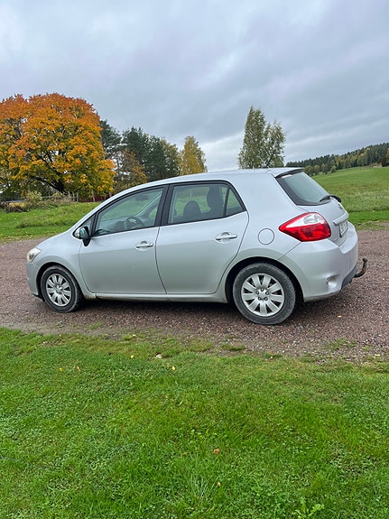 Toyota Auris 2 of 2