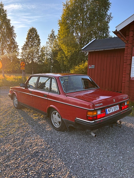 Volvo 240 4 of 10