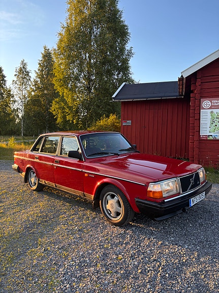 Volvo 240 2 of 10