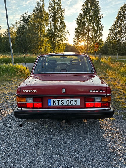 Volvo 240 3 of 10