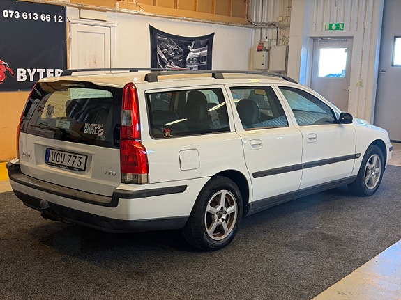 Volvo V70 3 of 10
