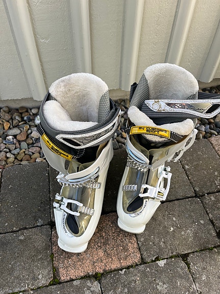 Slalomskidor med pjäxor
