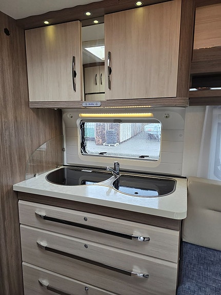 Hobby 560 FFE De Luxe *Queensbed *Förtält *Dusch *Markis 16 of 27