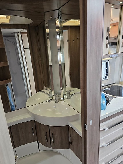 Hobby 560 FFE De Luxe *Queensbed *Förtält *Dusch *Markis 20 of 27