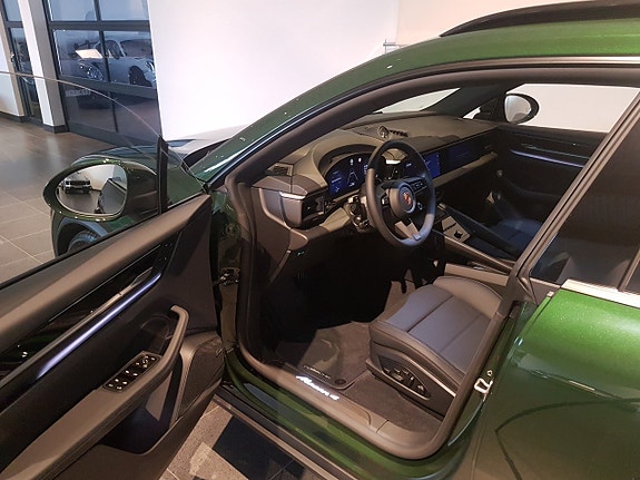 Porsche Macan 4 6 of 11