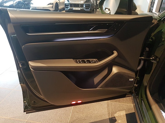 Porsche Macan 4 7 of 11