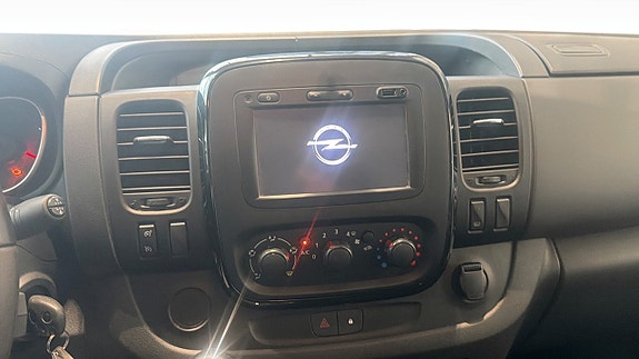 Opel Vivaro 12 of 12