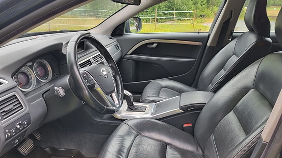 Volvo XC70 2 of 9