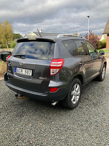 Toyota RAV4 2 of 8