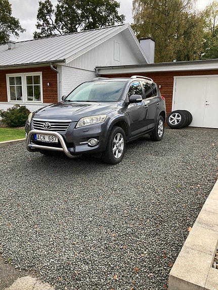 Toyota RAV4 4 of 8