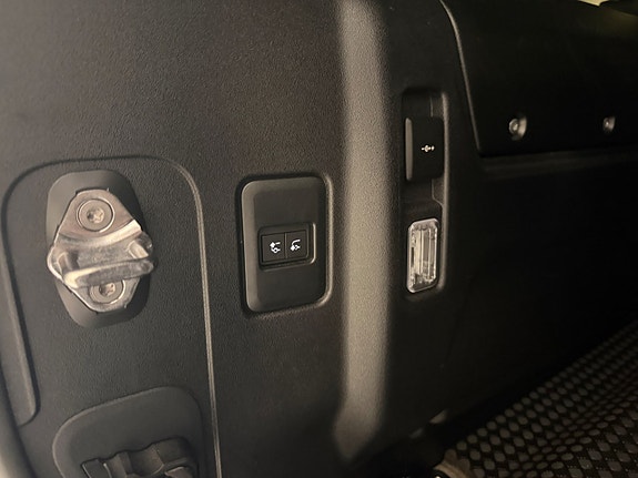 Land Rover Defender 110 25 of 25