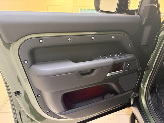 Land Rover Defender 110 12 of 25