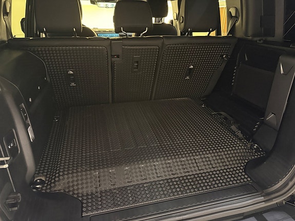 Land Rover Defender 110 23 of 25