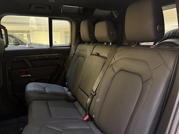 Land Rover Defender 110 20 of 25