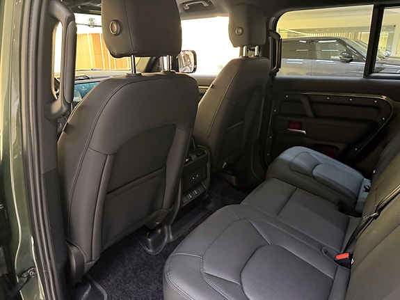 Land Rover Defender 110 19 of 25