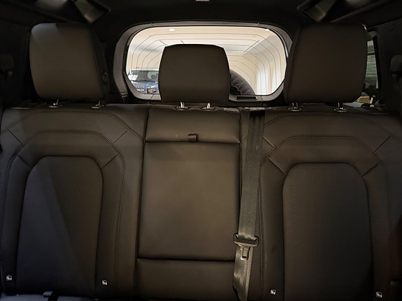 Land Rover Defender 110 18 of 25