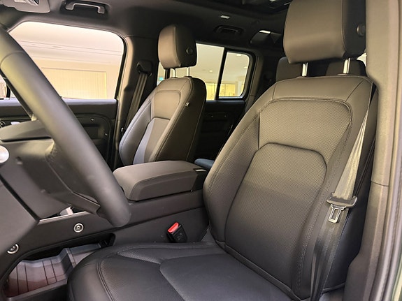Land Rover Defender 110 11 of 25