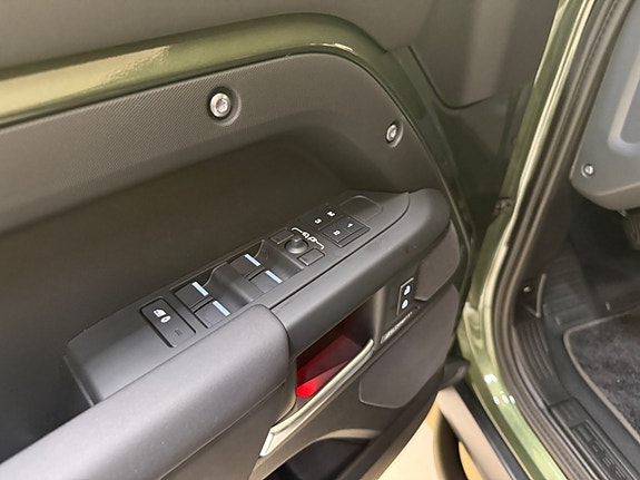 Land Rover Defender 110 13 of 25
