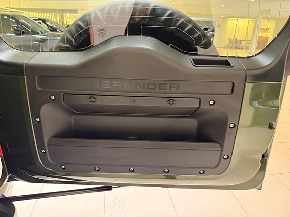 Land Rover Defender 110 24 of 25