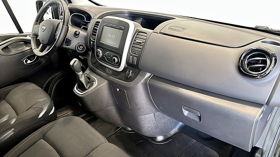 Nissan NV300 3 of 15