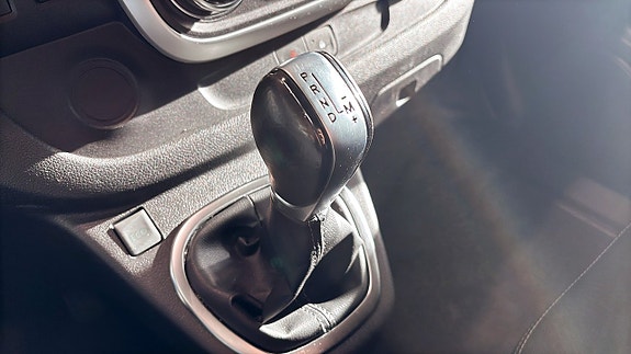 Nissan NV300 15 of 15