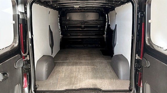 Nissan NV300 10 of 15