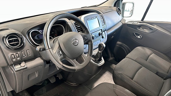 Nissan NV300 4 of 15