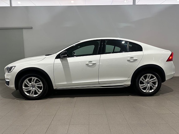 Volvo S60 Cross Country 7 of 16