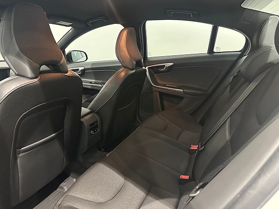 Volvo S60 Cross Country 14 of 16