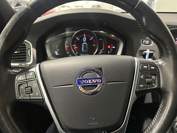 Volvo S60 Cross Country 8 of 16