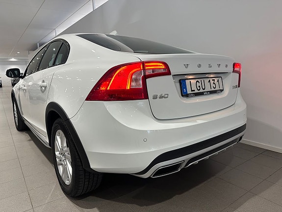 Volvo S60 Cross Country 6 of 16