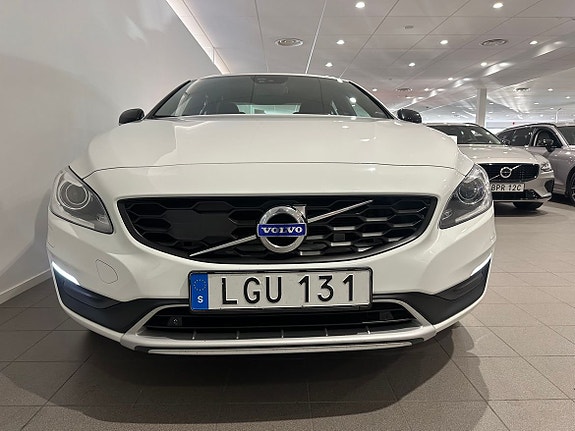 Volvo S60 Cross Country 5 of 16