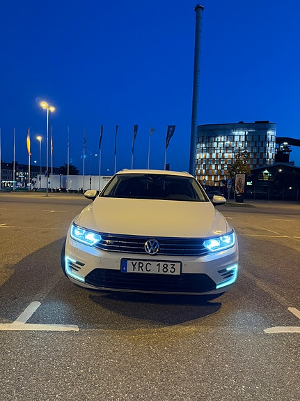 Volkswagen Passat 4 of 14