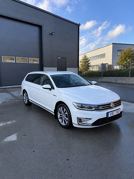 Volkswagen Passat 2 of 14