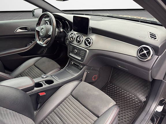 Mercedes-Benz GLA 200 11 of 16