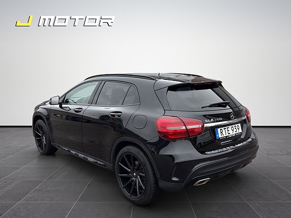 Mercedes-Benz GLA 200 3 of 16