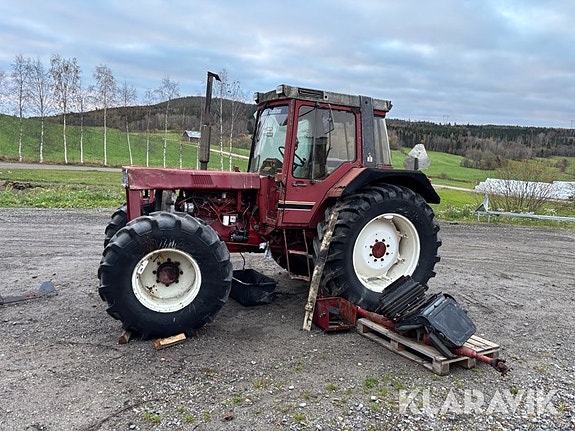 Traktor International 955XL 2 of 6