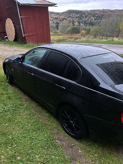 BMW 320i 4 of 8