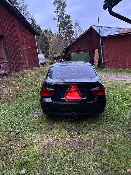 BMW 320i 5 of 8