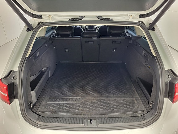 Volkswagen Passat 18 of 23