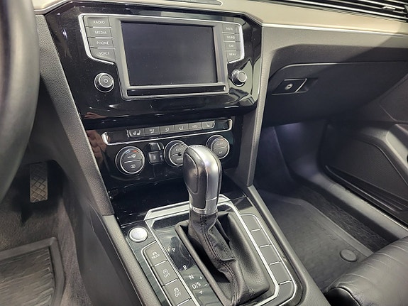 Volkswagen Passat 13 of 23