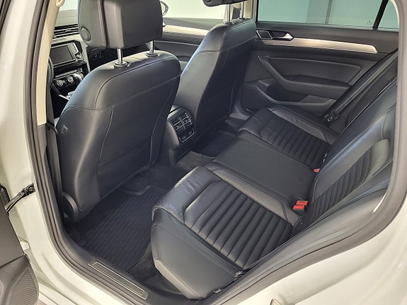 Volkswagen Passat 16 of 23