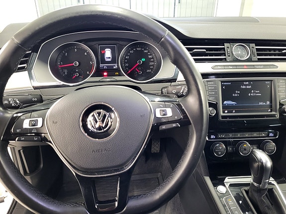 Volkswagen Passat 12 of 23