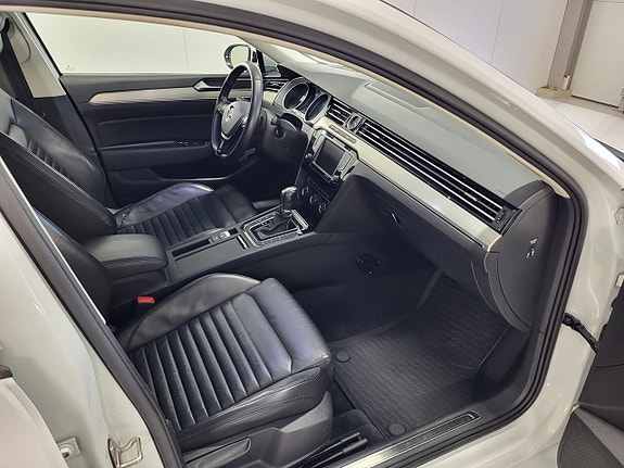 Volkswagen Passat 10 of 23
