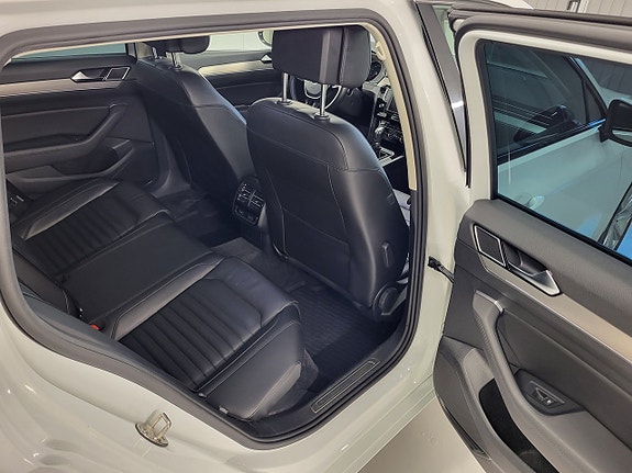 Volkswagen Passat 17 of 23