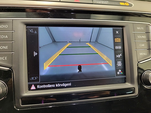Volkswagen Passat 14 of 23