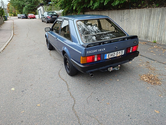 Ford Escort 3 of 9